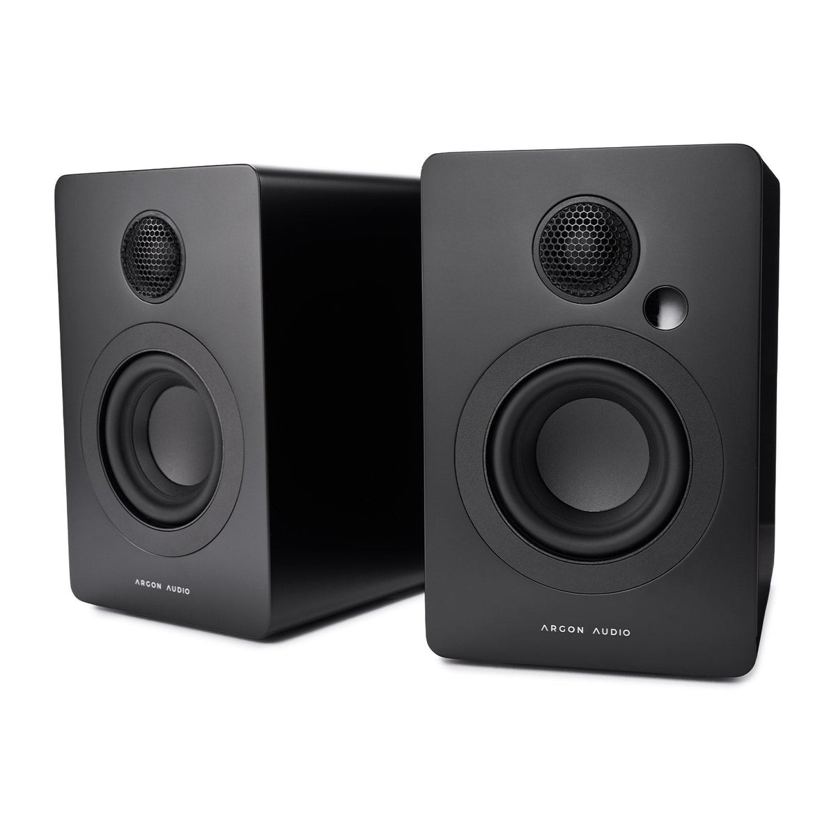 STUDIE 3: Desktop speakers Compact, rich sound with USB-C